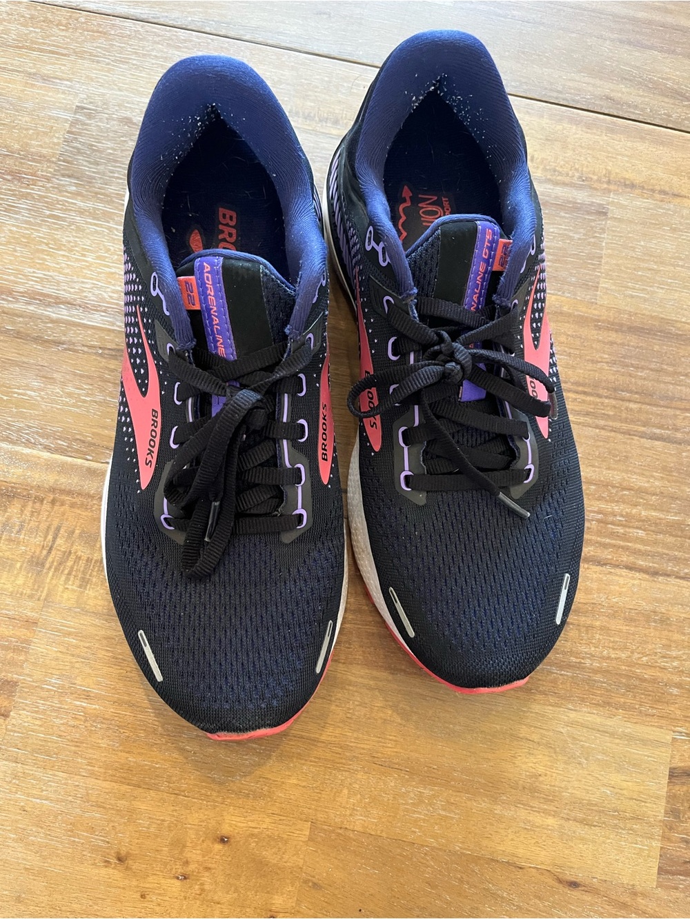 Woman’s Brooks Adrenaline GTS 22 running Shoes size 10 (w)